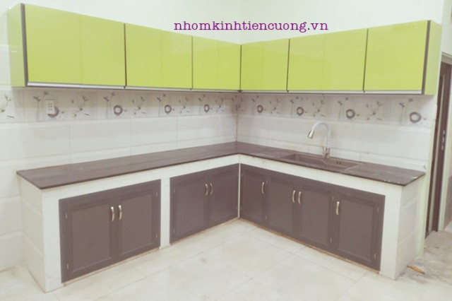 Làm tủ bếp bằng nhôm kính