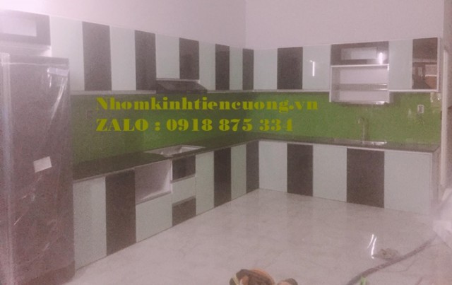 Tủ bếp nhôm kính cho nhà nhỏ