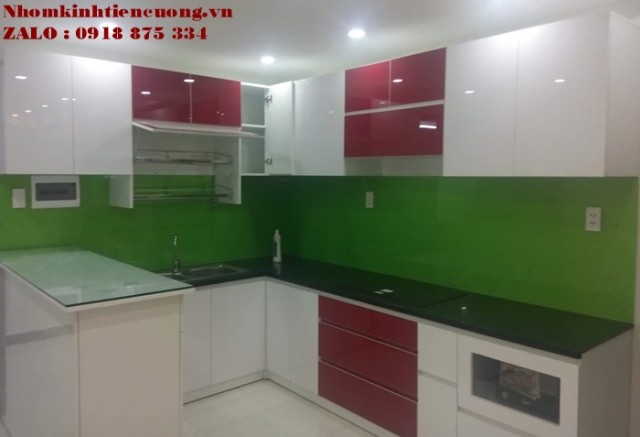 Kính màu ốp bếp màu trắng sữa