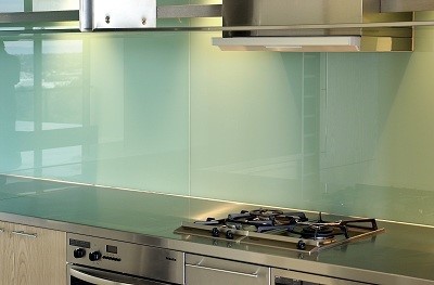 Kính màu ốp bếp loại nào tốt