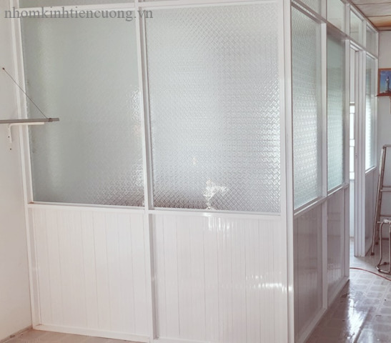 Vách ngăn phòng ngủ bằng nhôm kính 2