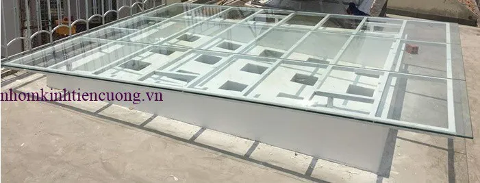 Mái che giếng trời bằng kính cường lực tại TPHCM - hình ảnh thực tế Mái che giếng trời hoàn thiện tại nhà phố
