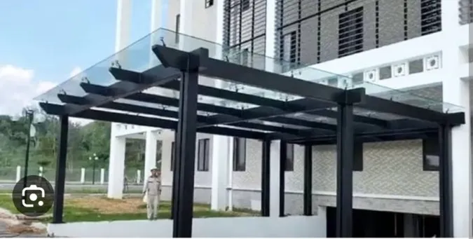 Mái che giếng trời bằng kính cường lực tại TPHCM - hình ảnh thực tế Khung và kính mái giếng trời theo hiện trạng