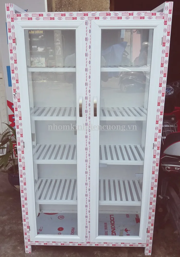 Mẫu tủ đứng tận dụng chiều cao mảng tường bếp Tủ nhôm kính đựng chén bát bố trí cho nhà phố TP.HCM