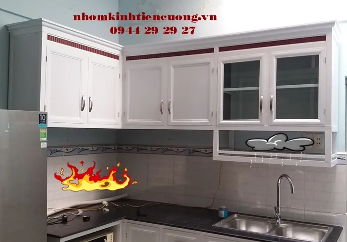 Tủ bếp nhôm kính màu trắng sứ 3 Tủ bếp nhôm kính trắng sứ chữ L cho căn hộ hiện đại