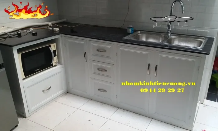 Tủ bếp nhôm kính màu trắng sứ 2 Tủ bếp nhôm kính màu trắng sứ hiện đại đẹp tại TP.HCM