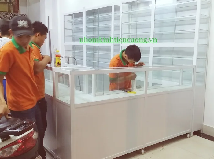 Tủ thuốc tây nhôm kính sau lắp đặt Tủ thuốc tây nhôm kính hoàn thiện tại công trình