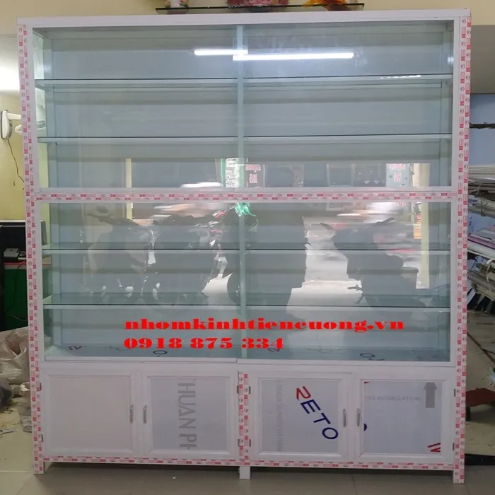 Hình thực tế: Tủ kính mỹ phẩm dễ quan sát từ nhiều hướng Tủ kính mỹ phẩm dễ quan sát từ nhiều hướng