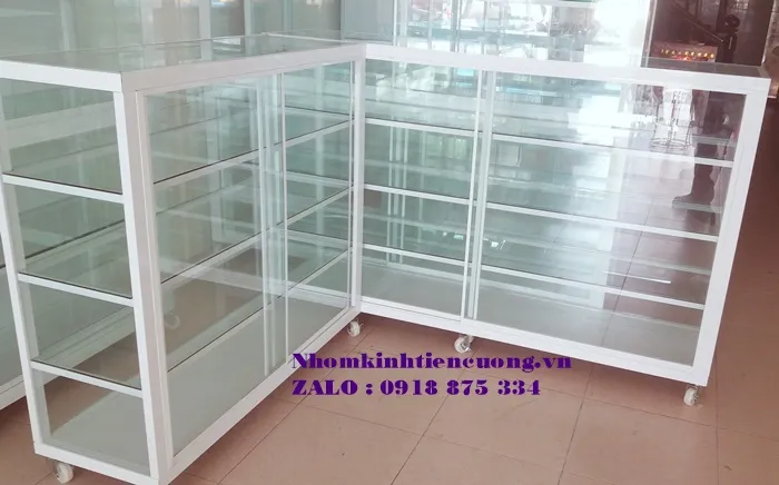 Hình thực tế: Tủ trưng bày mỹ phẩm khung nhôm kính nhiều tầng Tủ trưng bày mỹ phẩm khung nhôm kính nhiều tầng