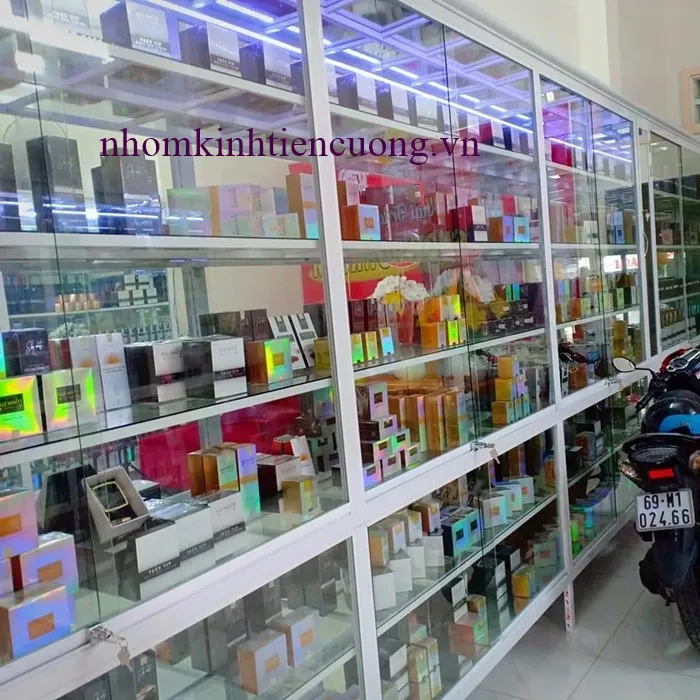 Hình thực tế: Tủ mỹ phẩm có đèn chiếu sáng từng tầng Tủ mỹ phẩm có đèn chiếu sáng từng tầng