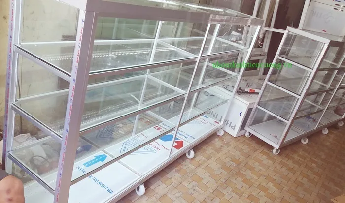 Hình thực tế: Tủ kính mỹ phẩm phối màu sáng hiện đại Tủ kính mỹ phẩm phối màu sáng hiện đại