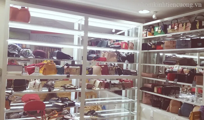 Hình thực tế: Tủ mỹ phẩm nhôm kính lắp tại khu vực TP.HCM Tủ mỹ phẩm nhôm kính lắp tại khu vực TP.HCM