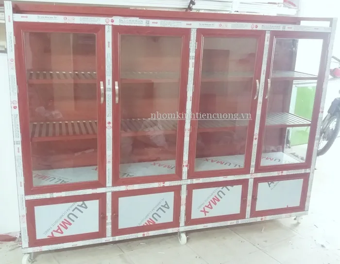 Cách bố trí tủ treo để lấy chén đĩa thuận tay Tủ chén nhôm kính treo gần khu vực rửa