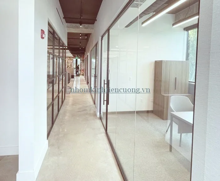 Giá kính thay đổi theo độ dày và khổ kính Kính cường lực dùng cho cửa mở quay nhà phố