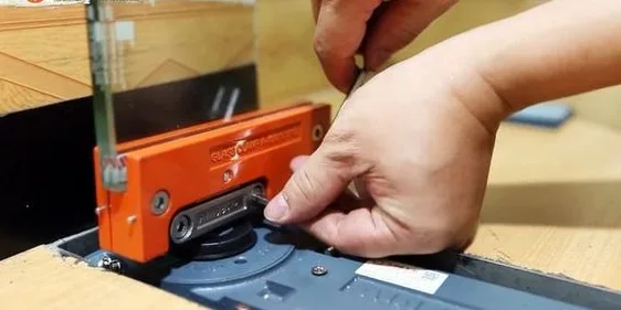 Sửa cửa kính bị xệ và kẹt bản lề sàn Thợ sửa cửa kính cường lực bị xệ tại công trình
