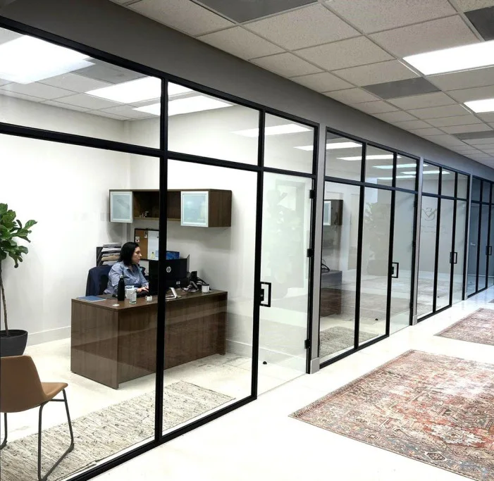 Vách kính cường lực cần khung nẹp chắc chắn Cấu tạo vách kính cường lực kết hợp khung và nẹp