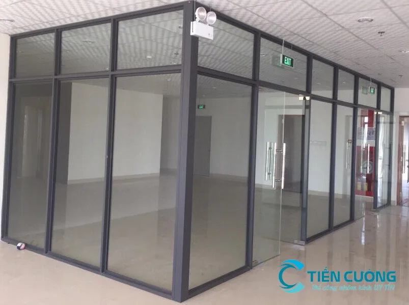 Vách kính khung nhôm - mẫu showroom và cửa hàng cần lưu ý gì? Vách kính khung nhôm mẫu minh họa cho phần showroom và cửa hàng cần lưu ý gì?
