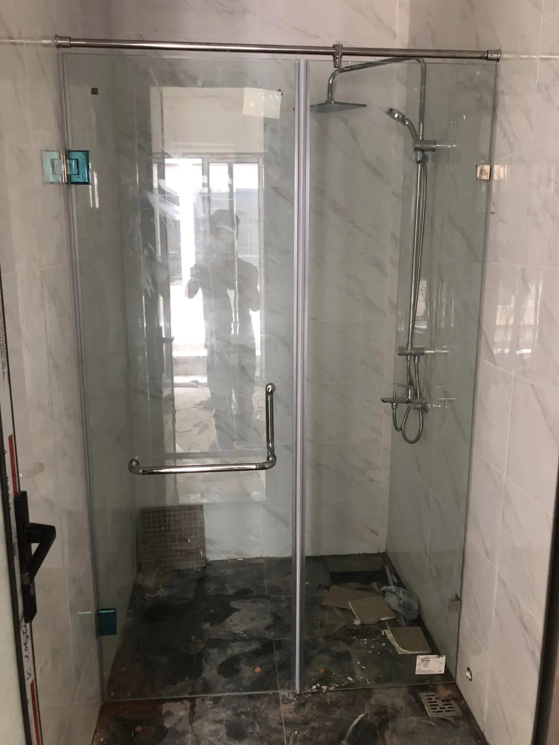 Mẫu Phòng Tắm Kính Đẹp, Sang Trọng & Xu Hướng mới tại TPHCM - hình ảnh thực tế vách kính phòng tắm đẹp sang trọng