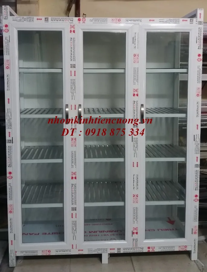 Vị trí lắp tủ đứng nhôm kính cần chừa lối mở cánh Tủ nhôm kính chén bát đặt sát tường trong bếp gia đình