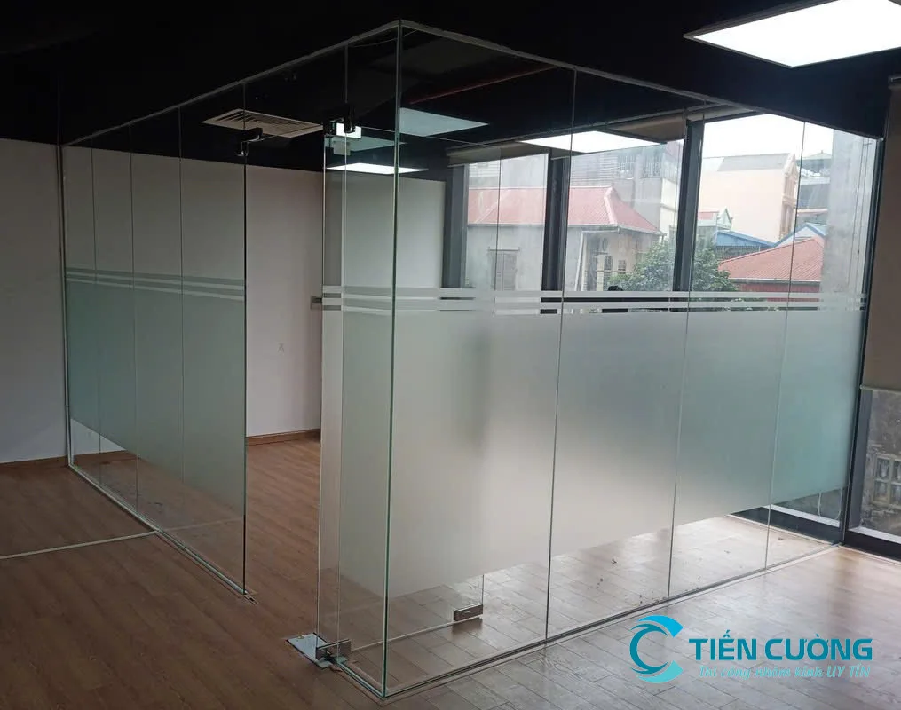 Cửa kính gia đình cần khóa và chặn cửa phù hợp Cửa kính gia đình cần an toàn khi sinh hoạt