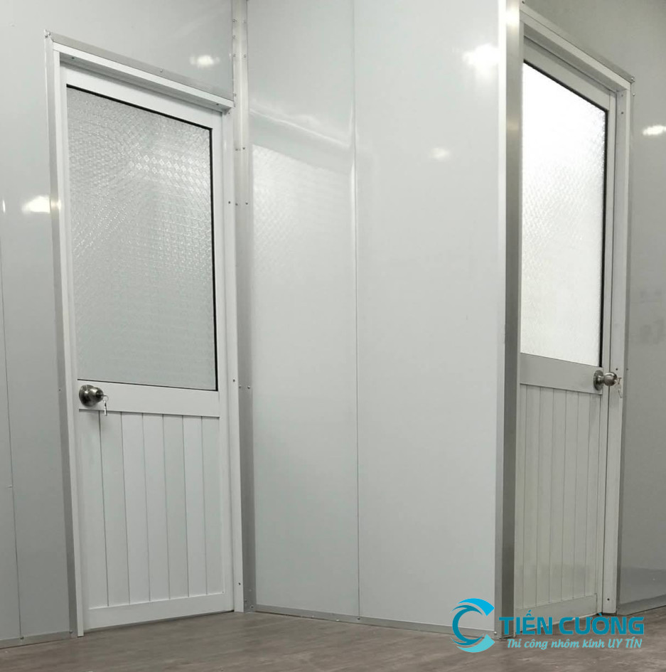 Vách panel kết hợp kính cường lực hiện đại