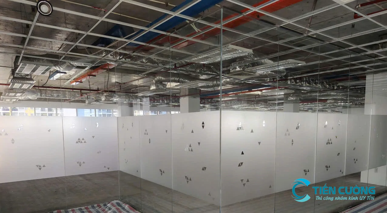 Cửa kính cường lực bản lề sàn cho mặt tiền, showroom - hình ảnh thực tế Cửa kính bản lề sàn cho nhà phố hiện đại