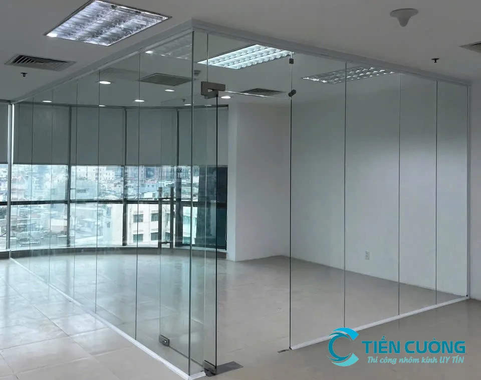 Cửa kính cường lực bản lề sàn cho mặt tiền, showroom - hình ảnh thực tế Cửa kính bản lề sàn cho showroom sáng và rộng