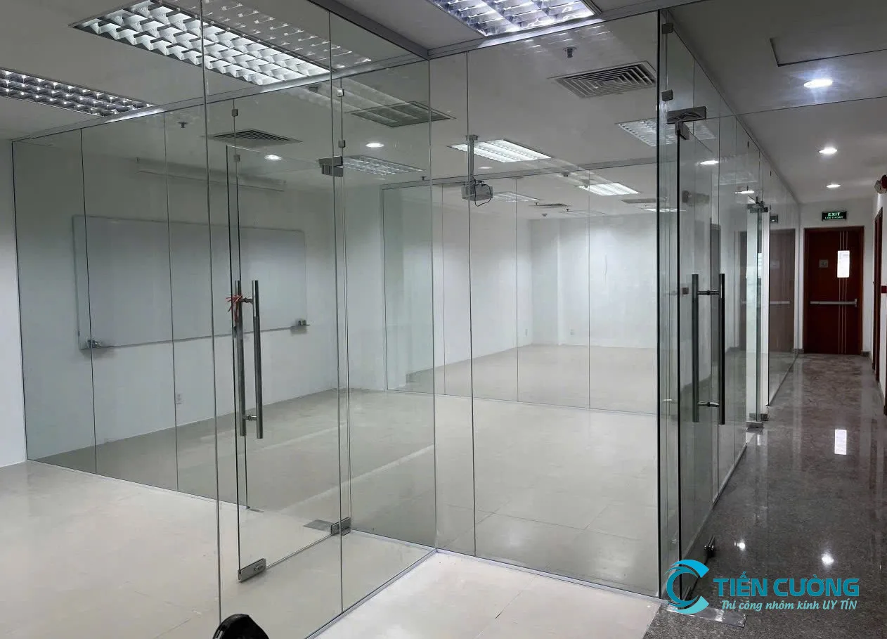 Cửa kính cường lực bản lề sàn cho khu trưng bày Mẫu cửa kính cường lực bản lề sàn cho showroom