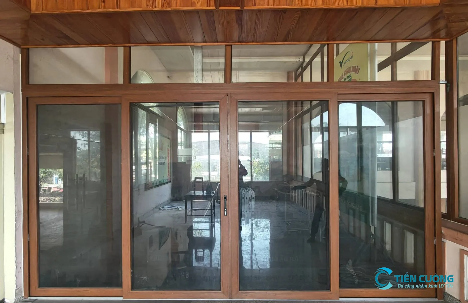 Cửa kính cường lực nhà ở dùng kính trong Mẫu cửa kính cường lực cho nhà ở gia đình