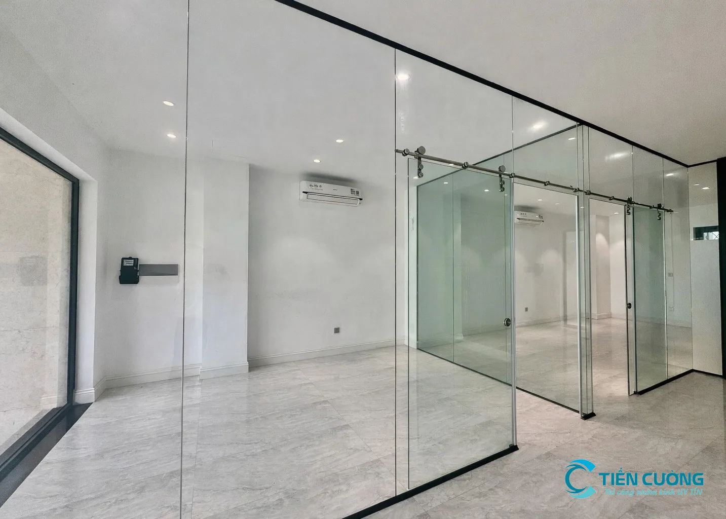 Cửa kính cường lực showroom có tầm nhìn rộng Mẫu cửa kính cường lực cho cửa hàng mặt tiền