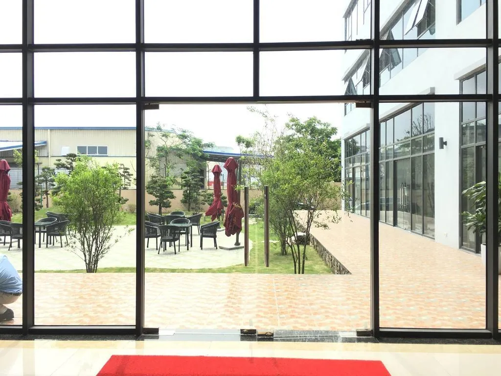 Cửa đi kính cường lực dùng cho lối ra vào chính Cửa đi kính cường lực cho lối ra vào nhà phố