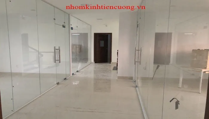 Mẫu vách kính cường lực hoàn thiện trong công trình Vách kính cường lực hoàn thiện cho không gian sáng