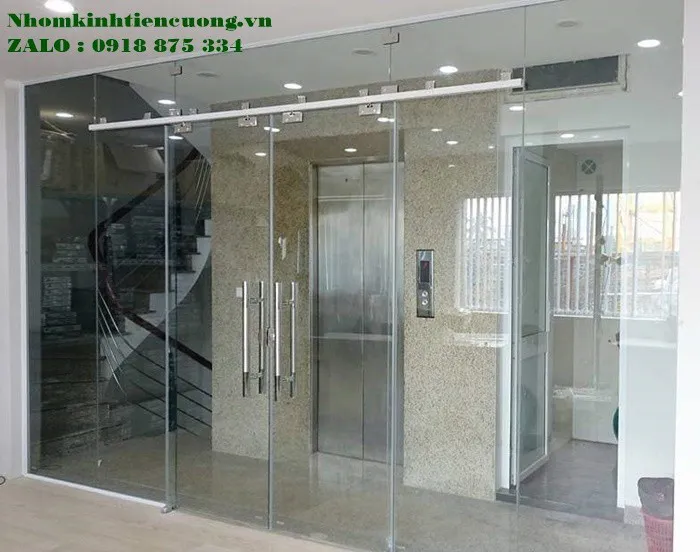 Kiểm tra cửa kính cường lực trước khi sửa Sửa cửa kính cường lực bị xệ và đóng không khít