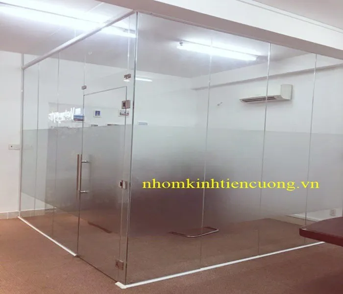 Vách kính cường lực có cửa đi kèm Vách kính cường lực kết hợp cửa đi trong nhà