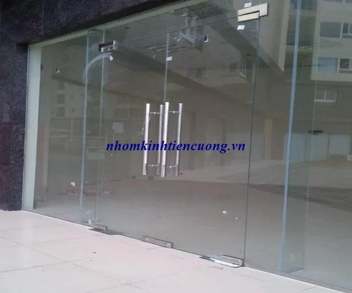 Cửa bản lề sàn cần phụ kiện chịu tải tốt Cửa kính cường lực bản lề sàn ảnh hưởng đến báo giá