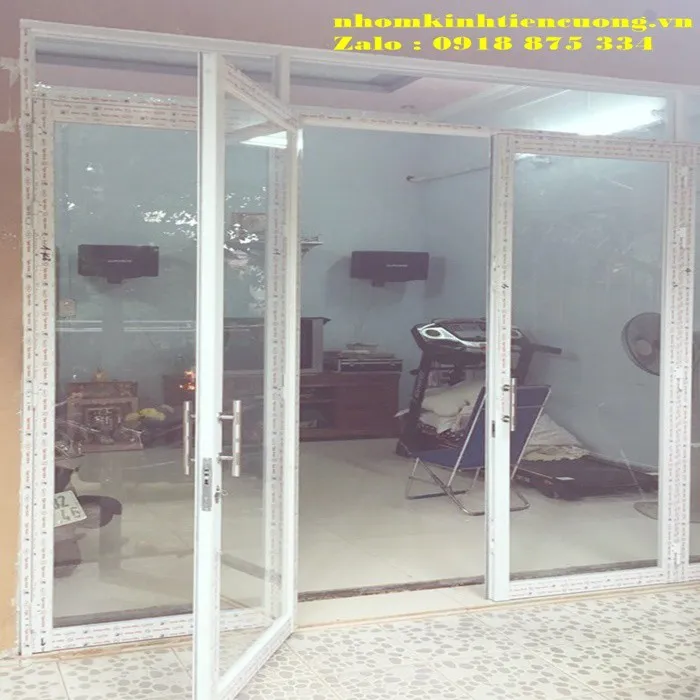 Cửa nhôm kính khung màu ghi lắp tại nhà phố - mẫu tham khảo 1 Cửa nhôm kính khung màu ghi lắp tại nhà phố