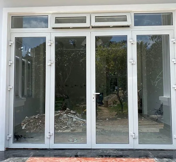 Cửa nhôm phủ sơn tĩnh điện phối kính lấy sáng Mẫu cửa nhôm kính sơn tĩnh điện cho nhà ở TP.HCM