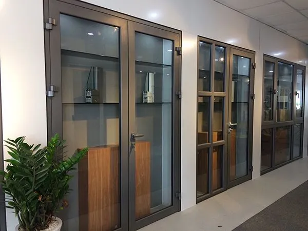 Mẫu cửa nhôm Việt Pháp cho nhà phố hiện đại Cửa nhôm Việt Pháp mở quay phối kính lấy sáng