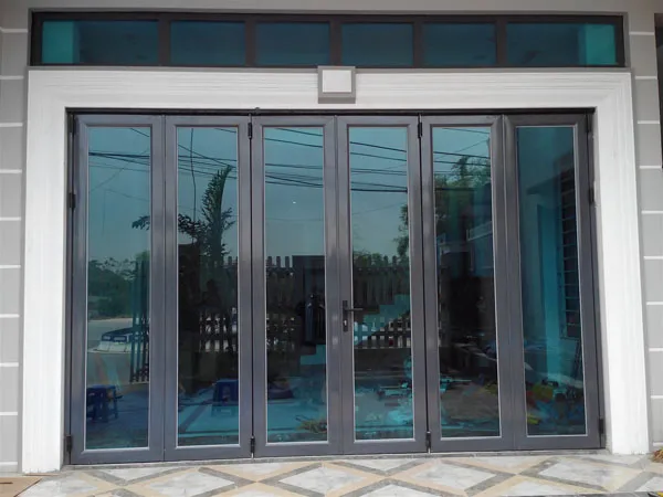 Mẫu cửa nhôm Việt Pháp nhiều cánh hoàn thiện Cửa nhôm Việt Pháp màu ghi nhiều cánh tại công trình