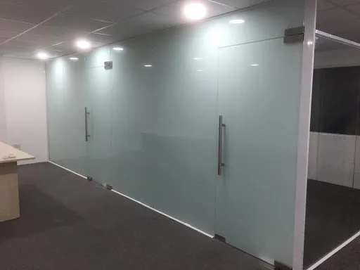 Cửa kính cường lực bản lề sàn cho mặt tiền, showroom - hình ảnh thực tế Hoàn thiện cửa kính cường lực bản lề sàn