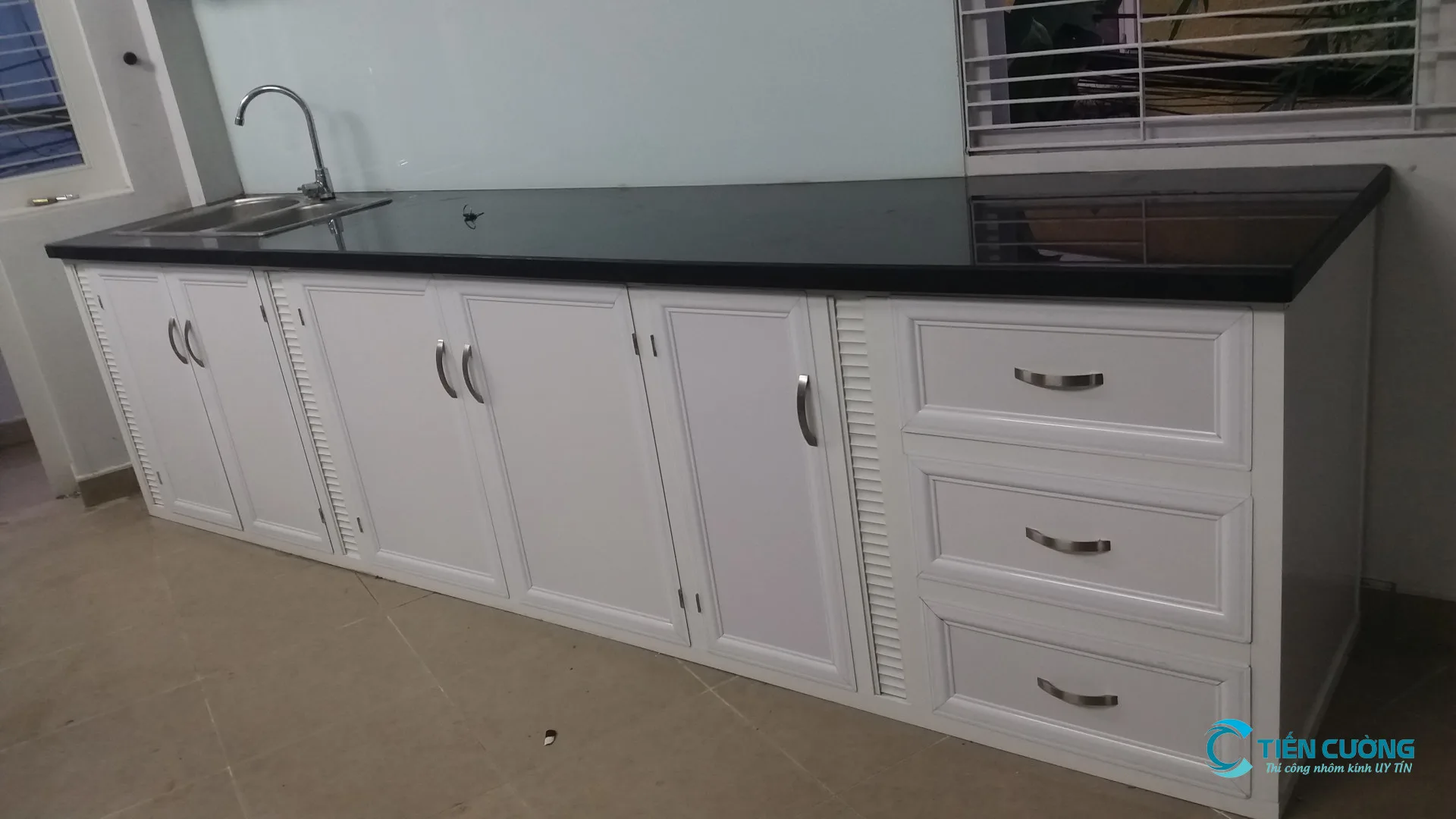 Tủ bếp nhôm Alu: Báo giá & 20+ mẫu đẹp tại TP.HCM - hình ảnh thực tế Thi công tủ bếp nhôm Alu đẹp giá rẻ tại TP.HCM