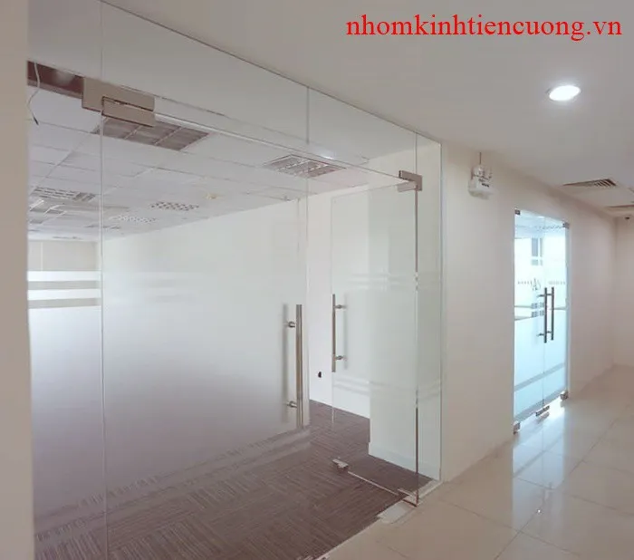 Cửa kính cường lực 2 cánh cân đối mặt tiền Mẫu cửa kính cường lực 2 cánh cho mặt tiền rộng