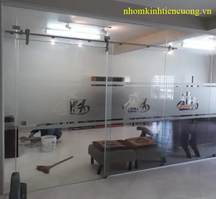 Cửa lùa kính hoàn thiện cần trượt nhẹ và khóa chắc Thi công cửa lùa kính cường lực hoàn thiện