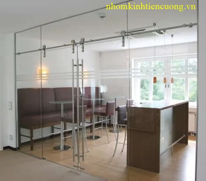 Hoàn thiện sửa cửa kính cường lực tại công trình Cửa kính cường lực sau khi được căn chỉnh và sửa phụ kiện