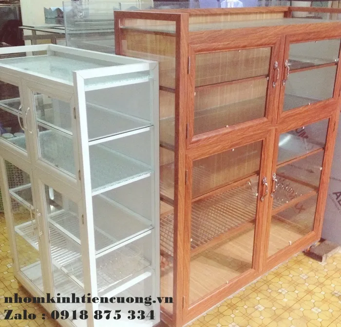 Gia công tủ đứng nhôm kính theo bản chia khoang đã duyệt Tủ nhôm kính chén bát đang được hoàn thiện theo kích thước