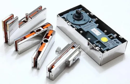 Khóa cửa kính cường lực cần lắp đúng vị trí Thay khóa cửa kính cường lực bị kẹt hoặc khó mở