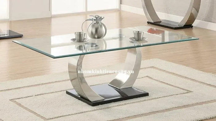 Cắt kính mặt bàn ăn cường lực theo kích thước TP.HCM - hình ảnh thực tế Kính trong bảo vệ mặt bàn ăn sử dụng hằng ngày