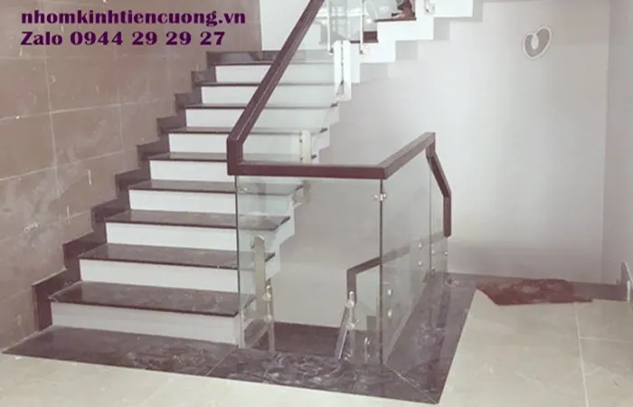 Lan Can Kính Cầu Thang Đẹp | Báo Giá Thi Công TPHCM hiện nay - hình ảnh thực tế Lan Can Kính Cầu Thang 2