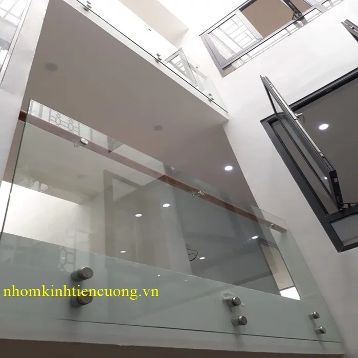 Lan Can Kính Cường Lực Đẹp | Báo Giá Thi Công TPHCM Giá Rẻ 2026 - hình ảnh thực tế Lan can kính cường lực 5
