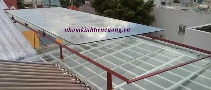 Mái che giếng trời bằng kính cường lực tại TPHCM - hình ảnh thực tế Mái che giếng trời lấy sáng tại TP.HCM
